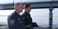 Саратовские пожарные вспомнили погибших при падении автоцистерны с моста коллег - Газета Репортер