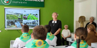 На фото — занятие в агротехклассе: преподаватель ведёт урок перед аудиторией школьников в специальной форме и взрослых слушателей, на экране демонстрируются материалы по агротехнологиям, над экраном — вывеска «Агротехклассы. Кадры АПК». - Министерство образования и науки