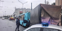 Водителя зажало в кабине после столкновения большегруза с автобусом в Петербурге - 47Channel.Ru