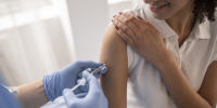 doctor-vaccinating-patient-clinic - ТРК Щелково