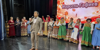 на сцене артисты выступают - Камская новь