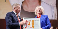 Новотройчанка Оксана Солдатенко удостоена премии «Преподаватель года» - НоКС ТВ