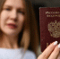 На фото в паспорте нельзя убирать шрамы, родинки и другие индивидуальные признаки, позволяющие идентифицировать личность его владельца | Источник: Дмитрий Емельянов / E1.RU - 161.Ru