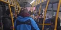 В Новосибирске пассажирку троллейбуса избили после конфликта из-за места - Сиб.фм
