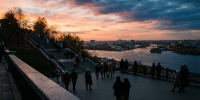 Силуэты гуляющих на смотровой площадке Чкаловской лестницы на закате над Волгой - Newsroom24.Ru