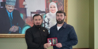 В Чечне наградили Мовсара Зубайраева, спасшего семью из горящей квартиры - ИА Грозный-информ