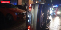 В Пскове Nissan протаранил автомобили на парковке и перевернулся - InformPskov.Ru
