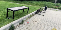 В Конаково нашли вандалов, разгромивших лавочки в сквере у ДК «Современник» - Комсомольская Правда