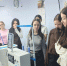 Группа старшеклассниц у швейной машины в цехе (несколько катушек нити, рабочее оборудование марки JACK) - 168.Ru