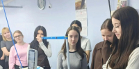 Группа старшеклассниц у швейной машины в цехе (несколько катушек нити, рабочее оборудование марки JACK) - 168.Ru