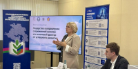 На фото — фрагмент форума: заместитель министра образования и науки Елена Мясищева выступает перед аудиторией, рядом за столом — начальник управления общего образования Андрей Колчанов, на фоне — баннеры и информационный стенд. - Министерство образования и науки