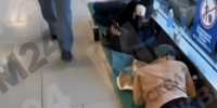 Пассажиры спят на полу в аэропорту / Фото: стоп-кадр с видео "Москва 24" - ИА Амител