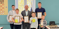 шахматная доска с расставленными фигурами на столе во время турнира в Нижнем Новгороде - Newsroom24.Ru