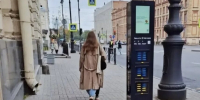 На остановках Петербурга запустили выдачу бесплатных пауэрбанков - Metro Петербург