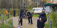 В ухтинском поселке школьники привели в порядок территорию у памятника Юрию Гагарину - Pro Город Ухта