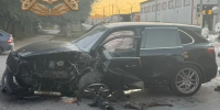 В Вольске Porsche Cayenne въехал в бетонное ограждение: два человека в больнице - ИА Версия-Саратов