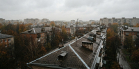 Пасмурное небо над мокрыми после дождя крышами тихого жилого квартала в Нижнем Новгороде - Newsroom24.Ru