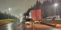 В Сыктывкаре ВАЗ «налетел» на припаркованный большегруз - Bnkomi.Ru