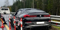 Водитель «БМВ Х6» не справился с управлением и врезался в металлическое барьерное ограждение. - Новгородские Ведомости