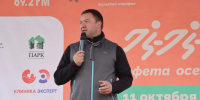 Нацпроект «Продолжительная и активная жизнь»: 800 любителей бега вышли на старт осенней эстафеты в Центральном парке Тулы - Правительство области