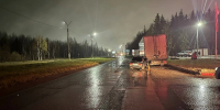 Сыктывкарец на ВАЗе врезался в припаркованный большегруз и попал в больницу - Pg11.Ru
