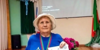 85-летняя жительница Мензелинска вяжет обереги для бойцов - Мензеля