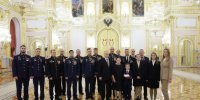 «Идите к нам, мальчики!» — в Кремле учителя и герои СВО снялись на фото с Владимиром Путиным - ГТРК Татарстан