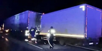 Грузовик JAC протаранил на трассе под Новосибирском стоящую фуру, погиб мужчина - Baikal24.Ru