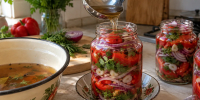 Маринованный лук со сладким перцем: готовим пряную закуску с мёдом и кориандром - Кубанские Новости