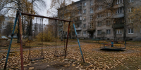 Старые металлические качели. Двор. Октябрь. - Газета Бийский рабочий
