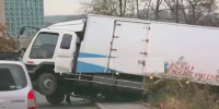 Собирается пробка: грузовик перекрыл полосу движения во Владивостоке - ГТРК Владивосток