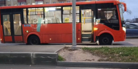 Пассажир выпал из автобуса на ходу в Нижнем Новгороде - фото 1 - vGorodeN.Ru