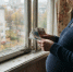 Беременная женщина с денежными купюрами в руках у окна в Нижнем Новгороде - Newsroom24.Ru