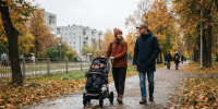 молодая семья с ребёнком на прогулке в Нижнем Новгороде, общий план к региональной новости - Newsroom24.Ru