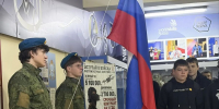 В ТЭТ прошла еженедельная линейка: студенты подняли флаг России - Управление образования