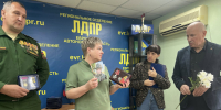 «Спасибо, что воспитали настоящего героя!»: в ЕАО матерям бойцов вручили медали от ЛДПР - ЛДПР