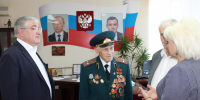 Глава Железногорска поздравил с 90-летием Николая Ремизова - Газета Железногорские новости