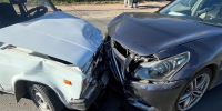 Два пенсионера попали в больницу после столкновения "семерки" и Infiniti - Волга Ньюс