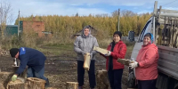 Волонтёры культуры помогли семье участника СВО подготовиться к зиме - Мензеля