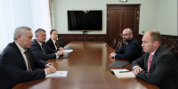 Губернатор Андрей Травников провел рабочую встречу со статс-секретарем – заместителем Министра промышленности и торговли Российской Федерации Романом Чекушовым - Правительство Новосибирской области