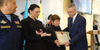 Глава Ставрополья вручил награду матери и супруге погибшего бойца СВО - ИА Победа 26