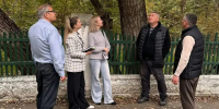 По обращениям жителей в Коммаяке спилят аварийные деревья. - Кировский муниципальный округ