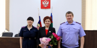 В Воронеже руководитель следственного управления поздравил с днем рождения ветерана следствия Ларису Викторовну Грибанову - Следственный комитет
