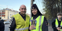 светоотражающий элемент на рюкзаке школьника на тёмной улице Нижнего Новгорода - Newsroom24.Ru