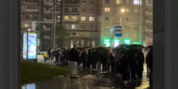 Жители Янино встали в очередь на автобусы у "Проспекта Большевиков". И лил дождь, как из ведра - 47 новостей