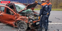 Две женщины пострадали в лобовом столкновении двух легковушек под Псковом - Комсомольская правда