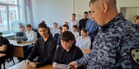 В Ужуре росгвардейцы рассказали школьникам о своей службе - Росгвардия