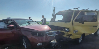 У Ловчиково минивэн Volkswagen протаранил Kia Cerato - РИА 57