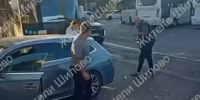 Водитель легковушки «поговорил» с водителем автобуса перцовым баллончиком и кулаками в Воронеже - видео - Bloknot-Voronezh.Ru