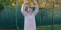 Пожилая женщина занимается адаптивной физкультурой на свежем воздухе - Газета Аткарский уездЪ